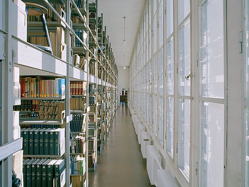 Mehr als 50.000 Werke wurden bereits mit Google Books digitalisiert. Blick ins Bibliotheksmagazin, links Bücherregale, rechts Fensterfront