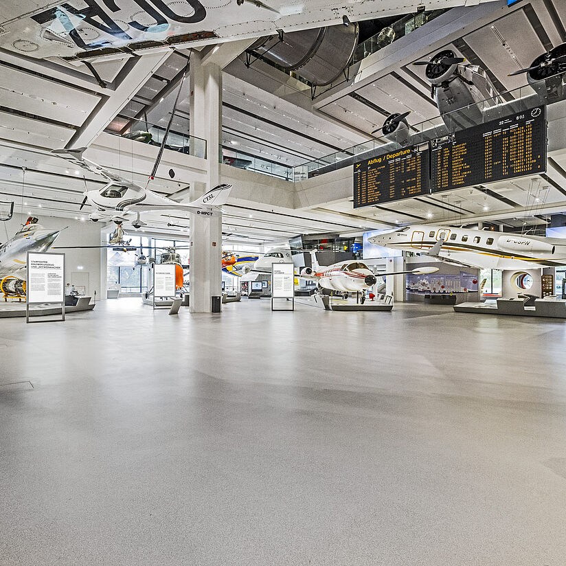 Blick in die Ausstellung Moderne Luftfahrt.