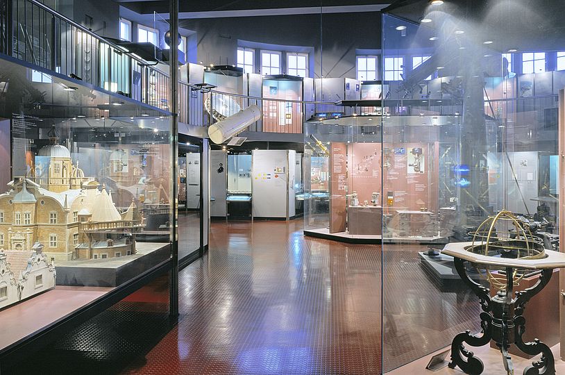 Blick in die Ausstellung Astronomie mit Großvitrinen und Galerie.