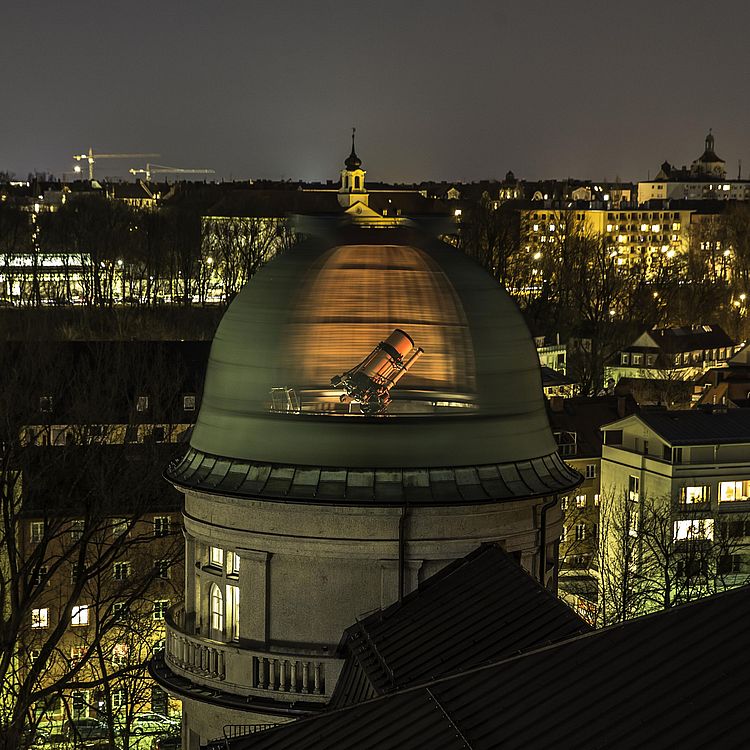 Aussenaufnahme der Oststernwarte bei Nacht