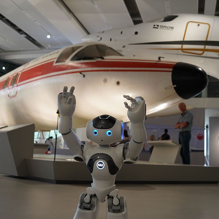 Roboter NAO in der Ausstellung Moderne Luftfahrt.