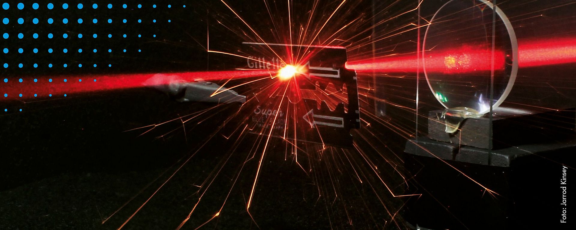 Laser trifft auf Rasierklinge und erzeugt Lichtfunken.