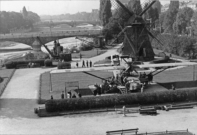 1929 waren im Museumsgarten an der Corneliusbrücke unter anderem ein Flugzeug und eine Windmühle ausgestellt.