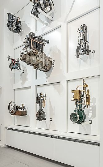 Motorenwand in der Ausstellung Energie Motoren