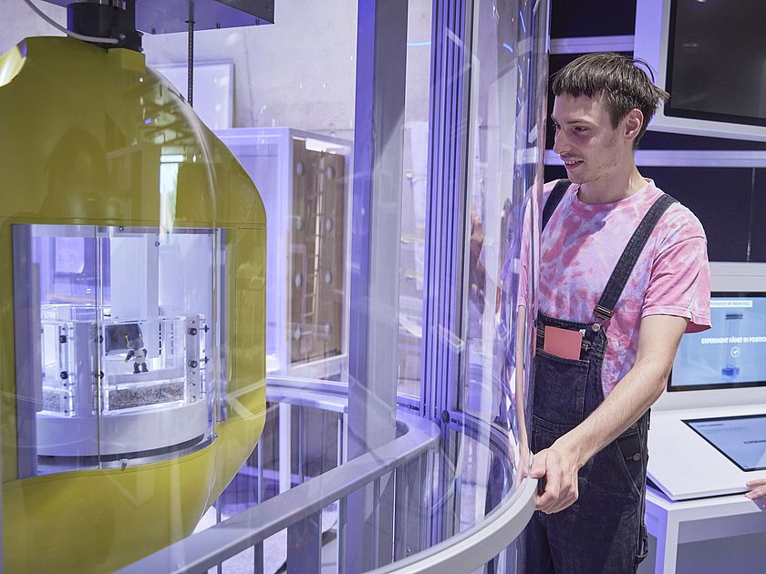 Der Fallturm ermöglicht Experimente mit der Schwerelosigkeit für jedermann. 