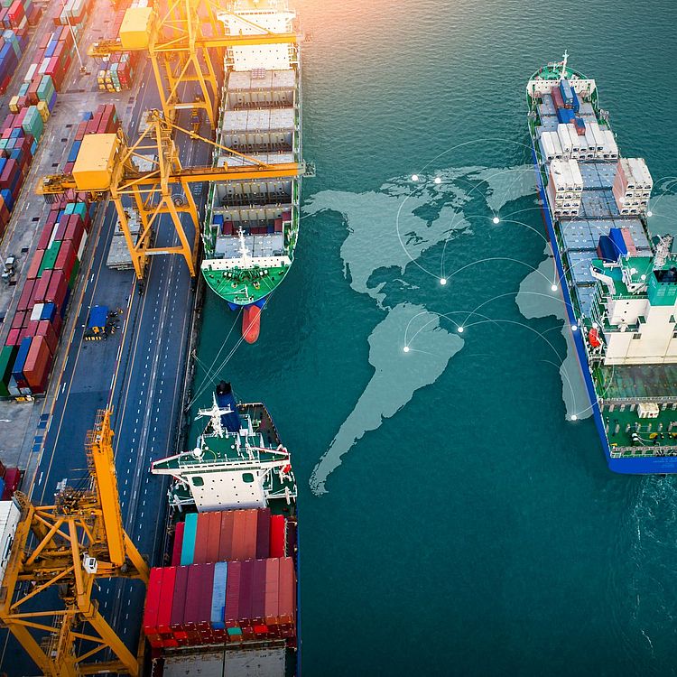 Schiffe im Hafen von oben fotografiert
