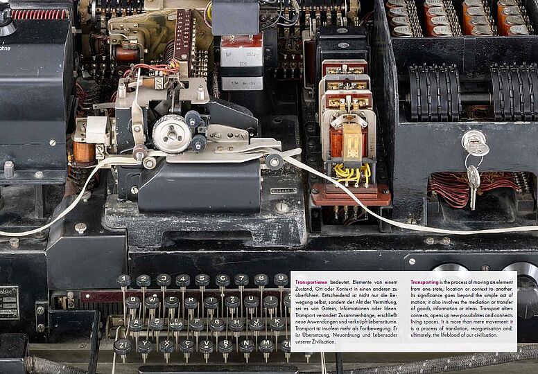 Das Innere einer Art Schreibmaschine - kabel, Stecker, Drähte und elektronische Bauteile