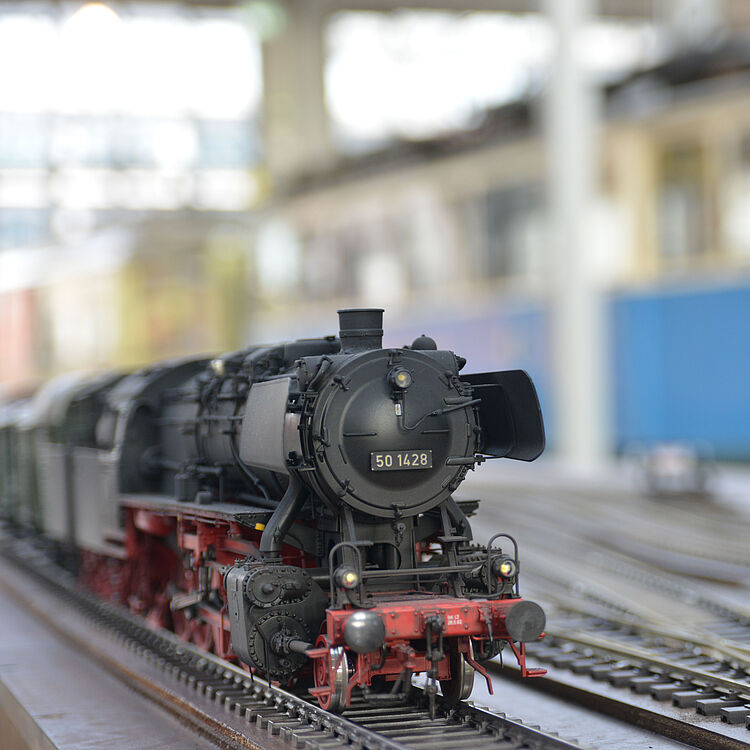 Modellbahnanlage mit Dampflok.