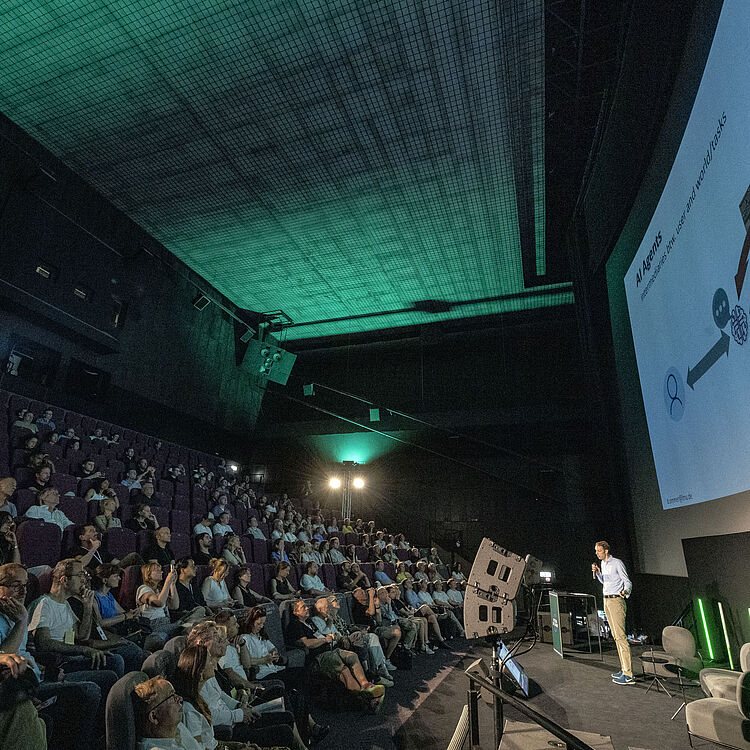 Fachvortrag in der großen Aula über "AI-Agents" auf dem Festival der Zukunft 2025.