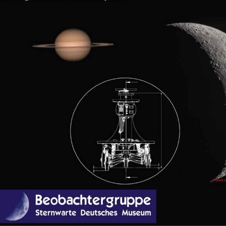 Schwarzgrundiges Poster mit Saturn links oben, einer stark vergrößerten Mond-Halbmond-Phase rechts, einer weißen technischen Zeichnung eines Raumfahrzeugs in einem Kreis in der Bildmitte und dem Logo "Beobachtergruppe Sternwarte Deutsches Museum".