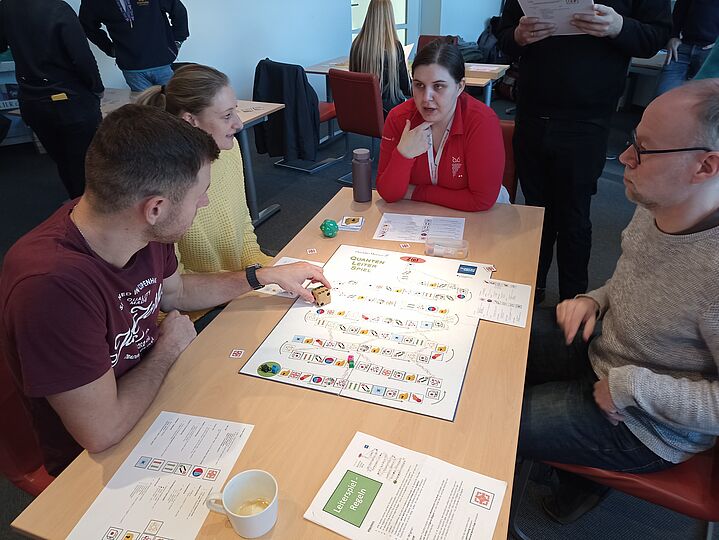 Menschen an Tischen mit Brettspielen