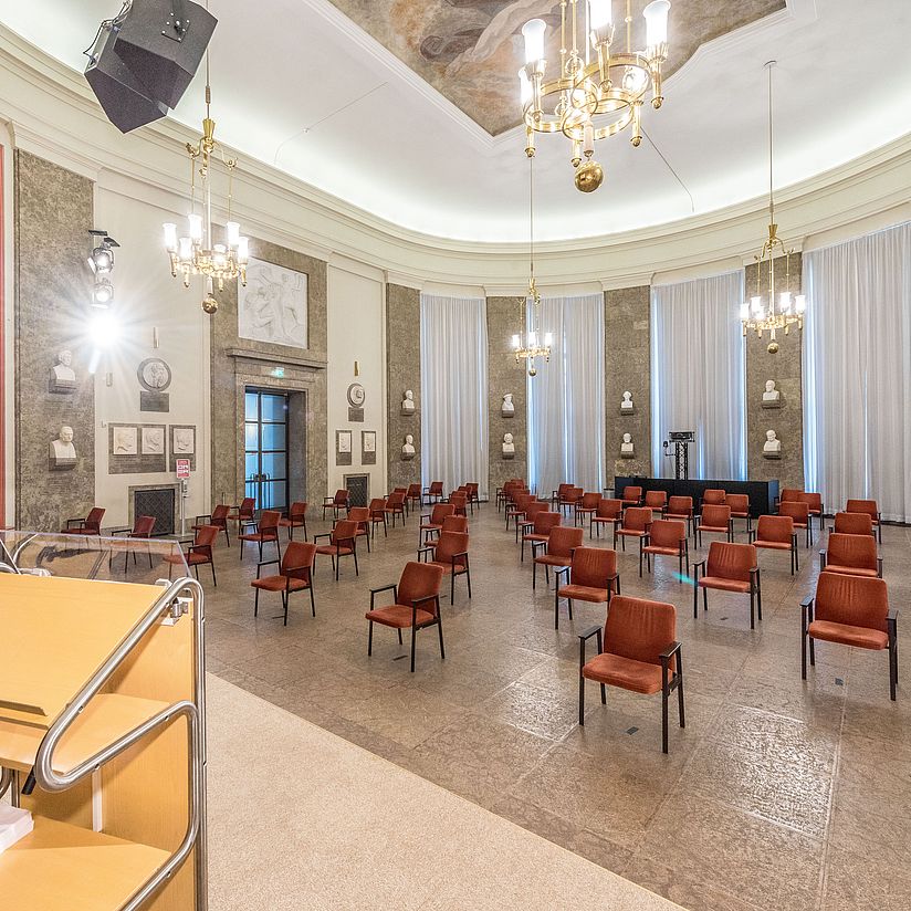 Blick in den Ehrensaal mit Bestuhlung.