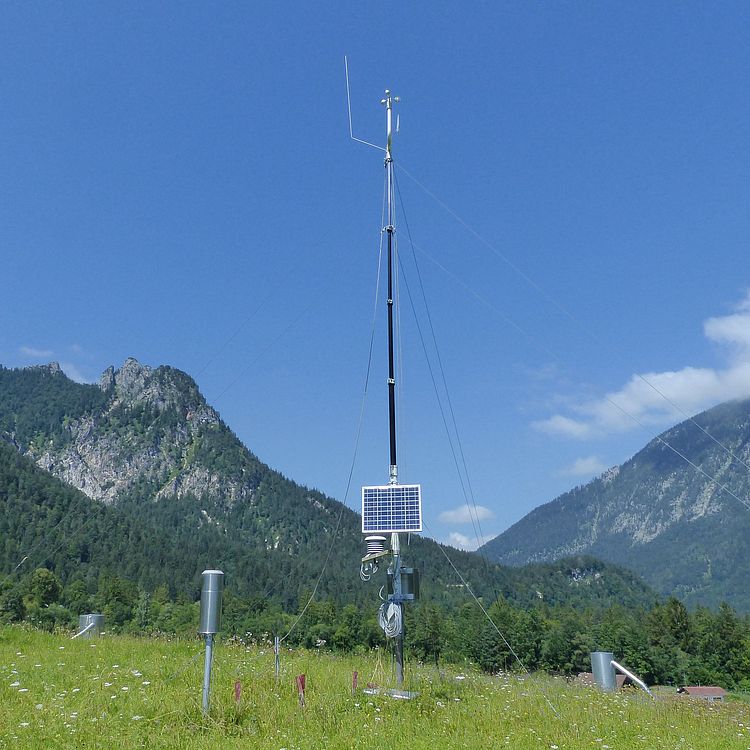 Messstation des DWD Bischofswiesen-Winkl im Berchtesgadener Land, im Hintergrund der Berg "Schlafende Hex".