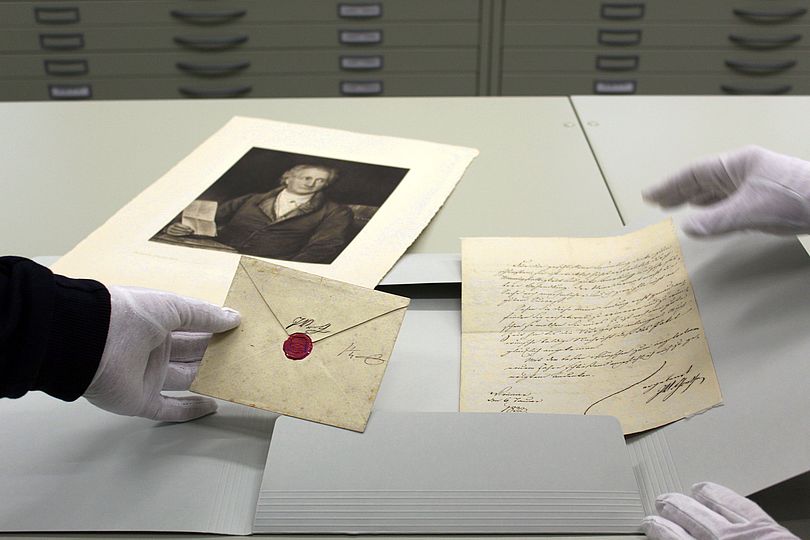 Ein hangeschriebener Brief von Goethe und der Umschlag dazu mit Siegel.