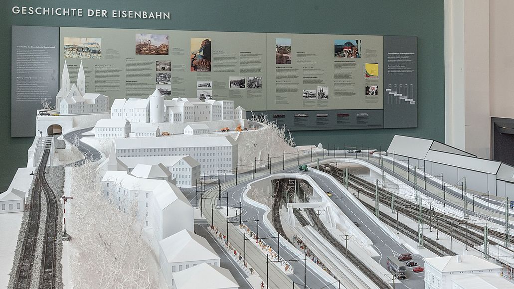 Modellbahn mit Blick auf den Ausstellungsbereich Eisenbahngeschichte.