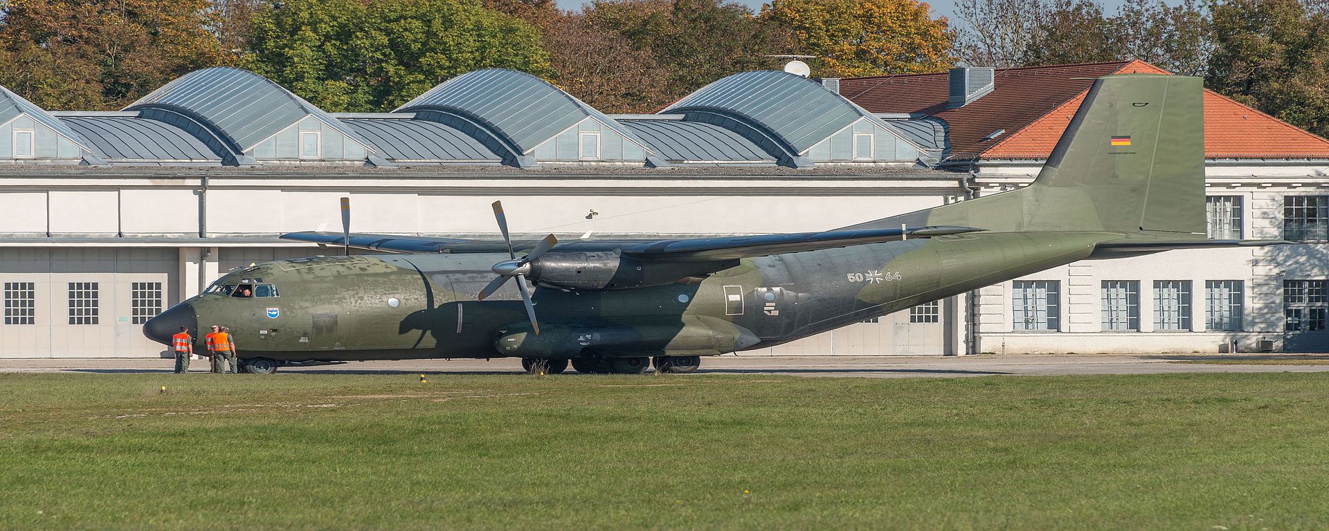 Militärflugzeug Transall C-160 D auf dem Flugplatz der Flugwerft Schleißheim.