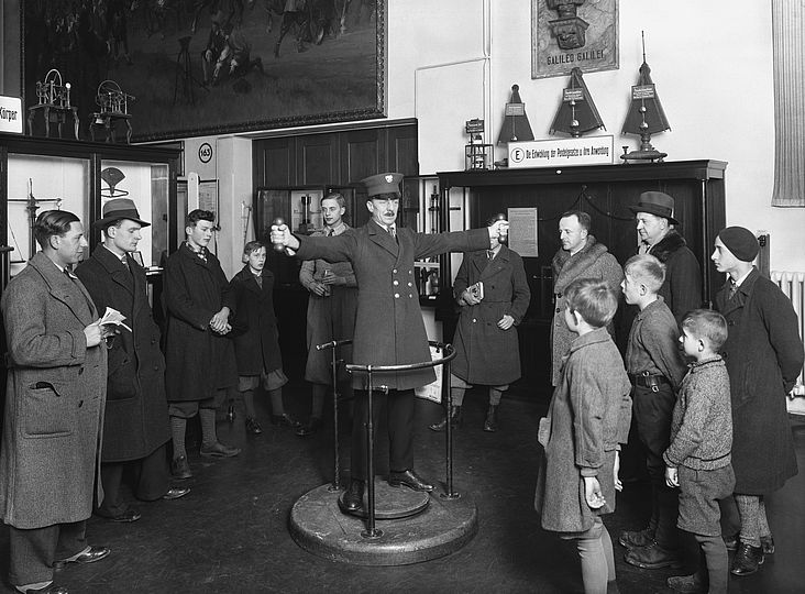 Demonstration des Drehimpulses in der Physikausstellung vor 1945.