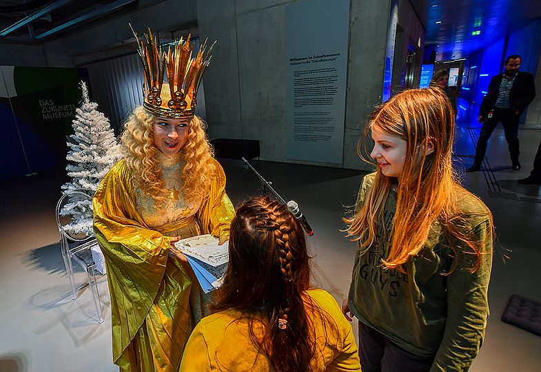 Das Christkind besucht das DMN.