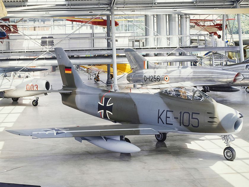 Militärflugzeug F-86 in der Flugwerft Schleißheim.