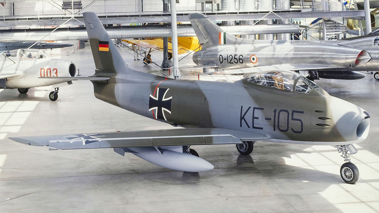 Militärflugzeug F-86 in der Flugwerft Schleißheim.