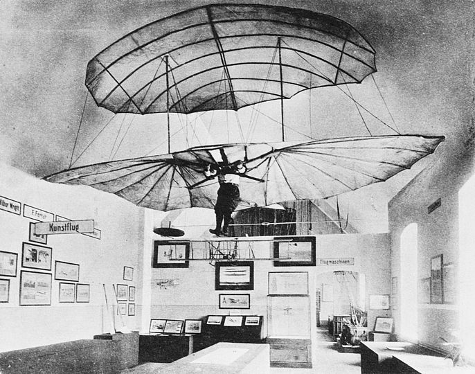 Presentation of the glider as an under deck of a double decker in the provisional exhibition in the former Bayerisches Nationalmuseum, Maximilianstrasse 26 (1906–1909)