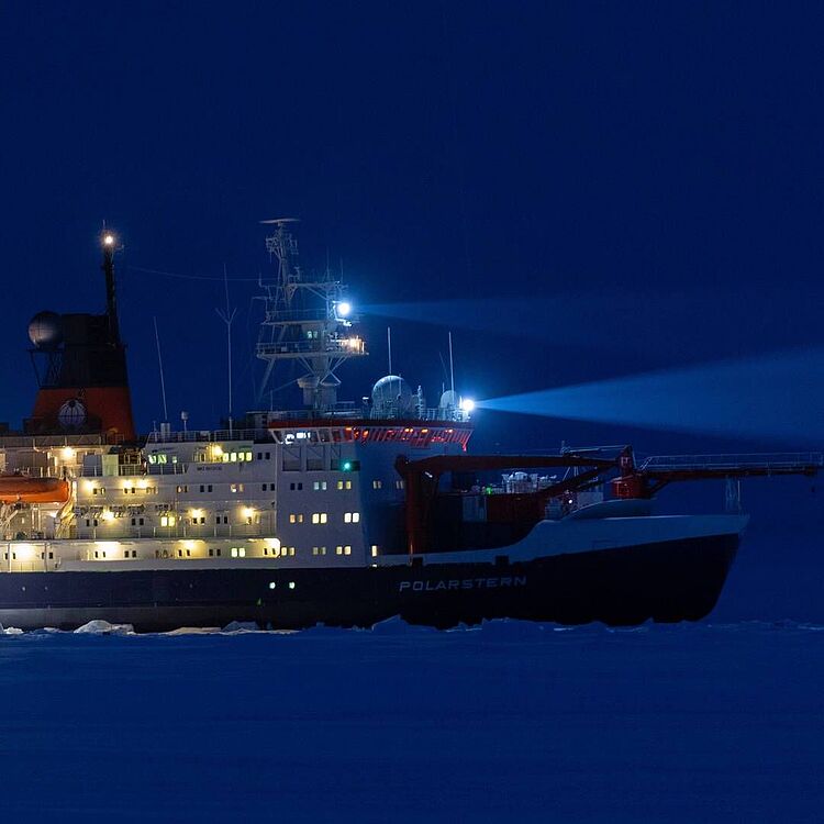 Der Forschungseisbrecher "Polarstern" bei Nacht