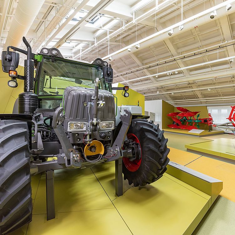 Ausstellungsbereich "Technik für Stall und Feld" mit Bulldog-Oldtimer, Mähdreschern und Feldrobotern.