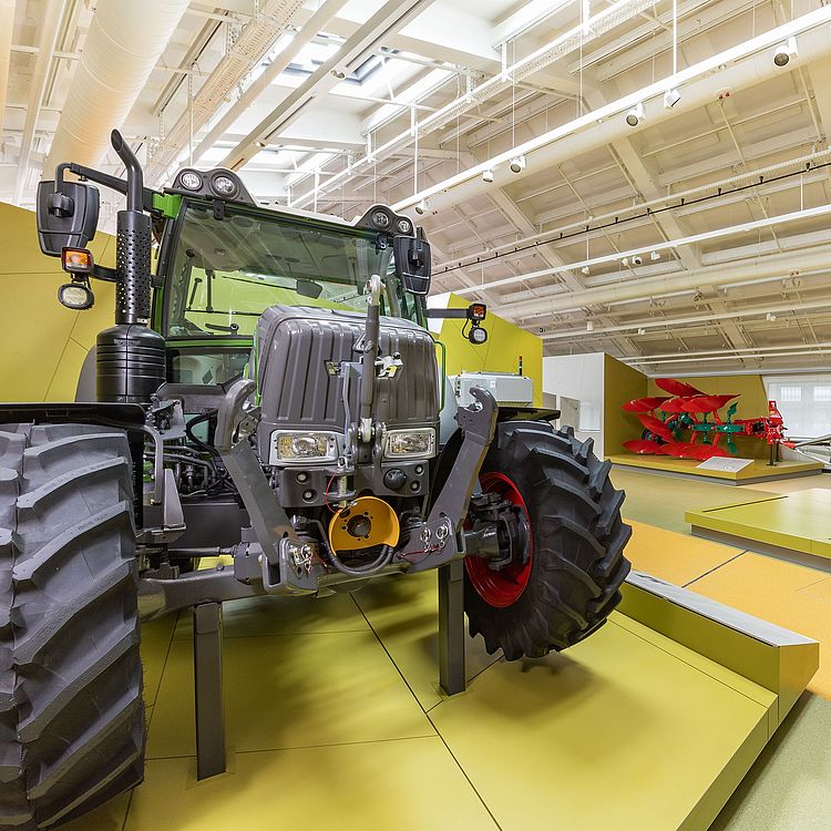 Ausstellungsbereich "Technik für Stall und Feld" mit Bulldog-Oldtimer, Mähdreschern und Feldrobotern.