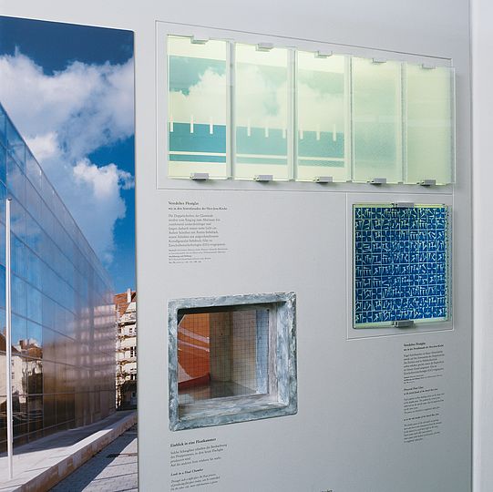 Floatglaskacheln der Herz-Jesu-Kirche in München. Sie sind mit Nagel-Symbolen in blauer Farbe bedruckt.