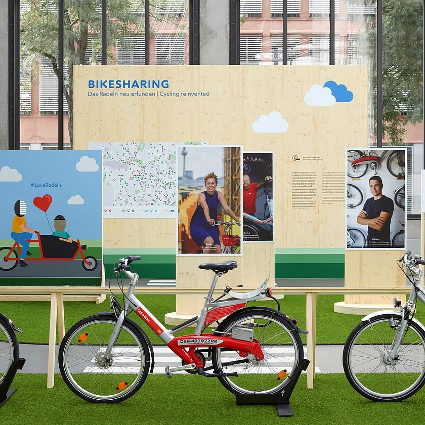 „Call a Bike“-Fahrräder in der Ausstellung Bikesharing.