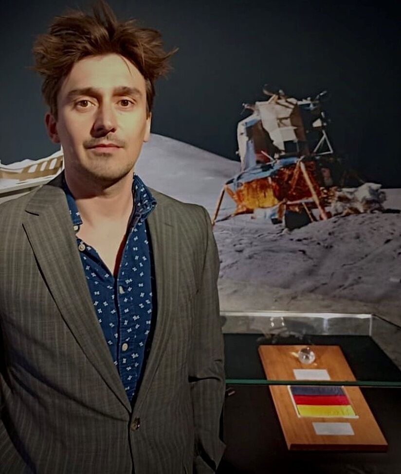 Chritsopher Halm vor dem Mondgestein in der Raumfahrtausstellung des Deutschen Museums