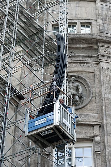 Kuppelteile werden über einen Außenaufzug in das 6. Obergeschoss transportiert.