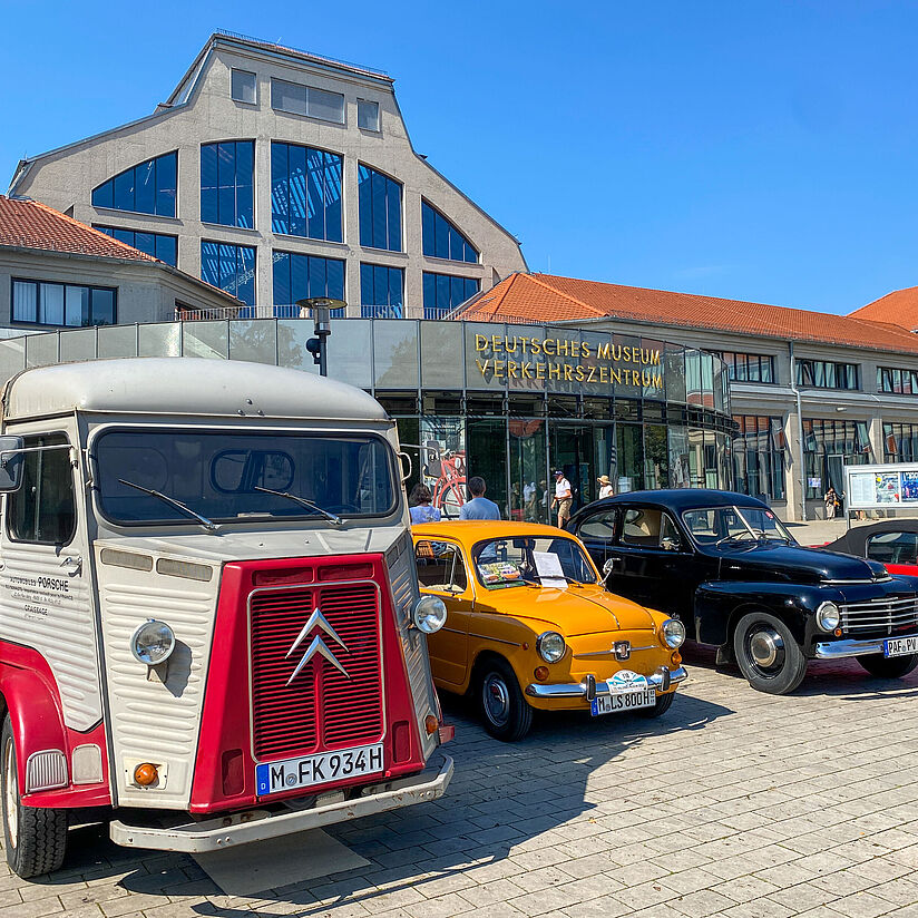 Historische Automobile beim Oldtimer-Treff auf dem Vorplatz des Verkehrszentrums