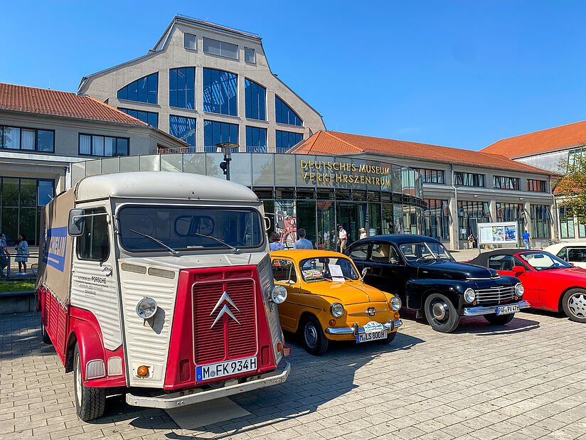 Historische Automobile beim Oldtimer-Treff auf dem Vorplatz des Verkehrszentrums