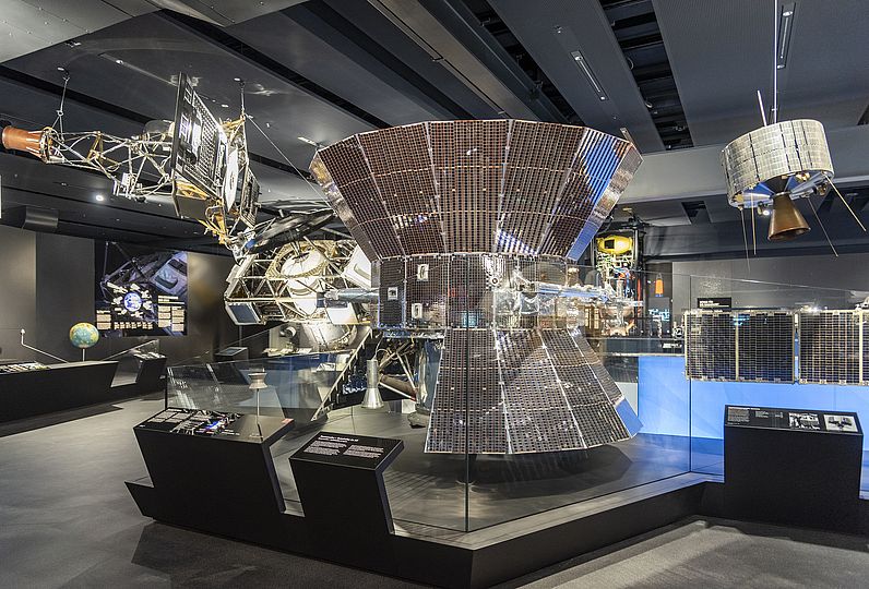 Blick in die Ausstellung Raumfahrt mit Raumsonde Helios.