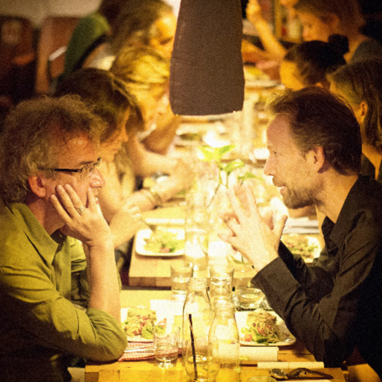 Gespräche während eines Dinners.