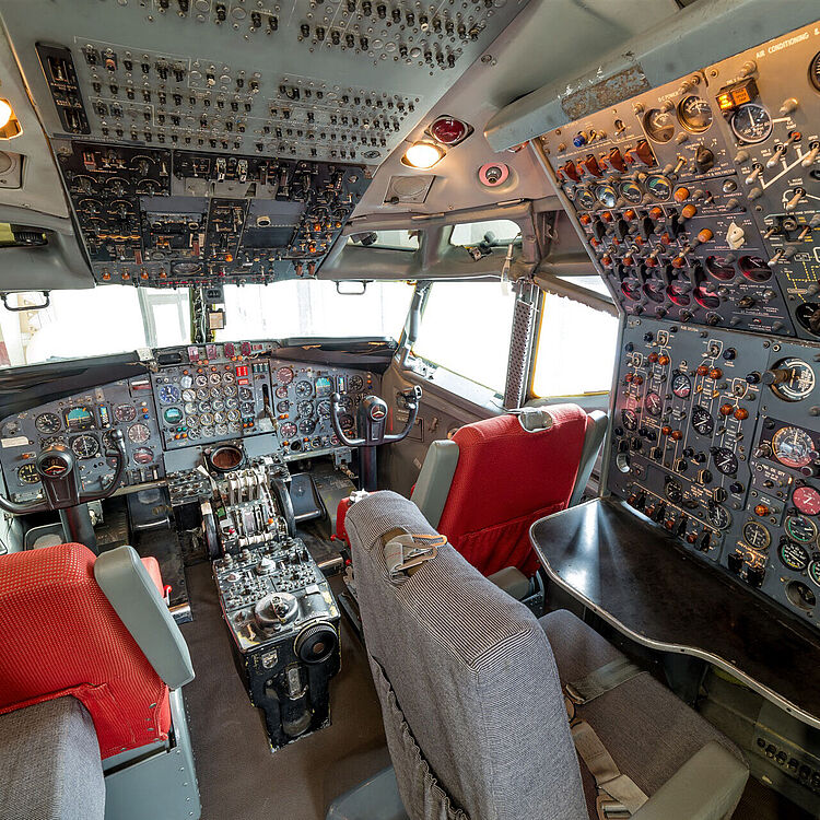 Frontsektion von Flugzeug Boeing 707.