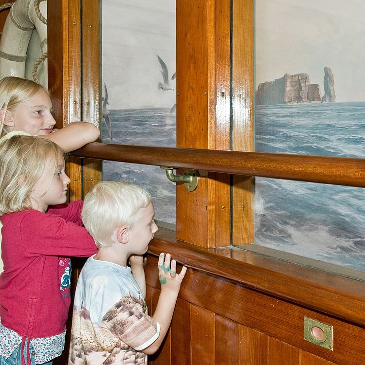Kinder schauen vom Schiff aufs Meer - Bunte Tour Wasser