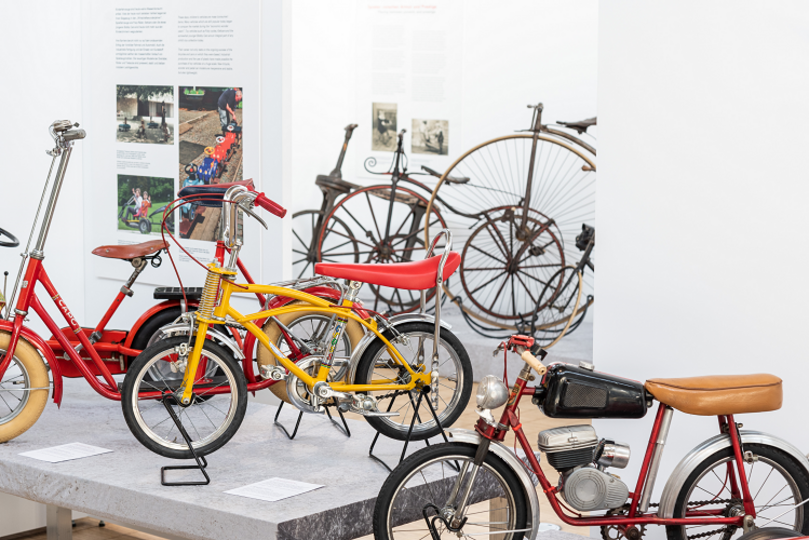 Verschiedene Kinderfahrräder des 20. Jhrd.