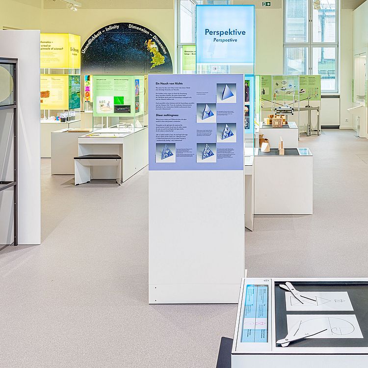 Blick in die Ausstellung Mathematik.