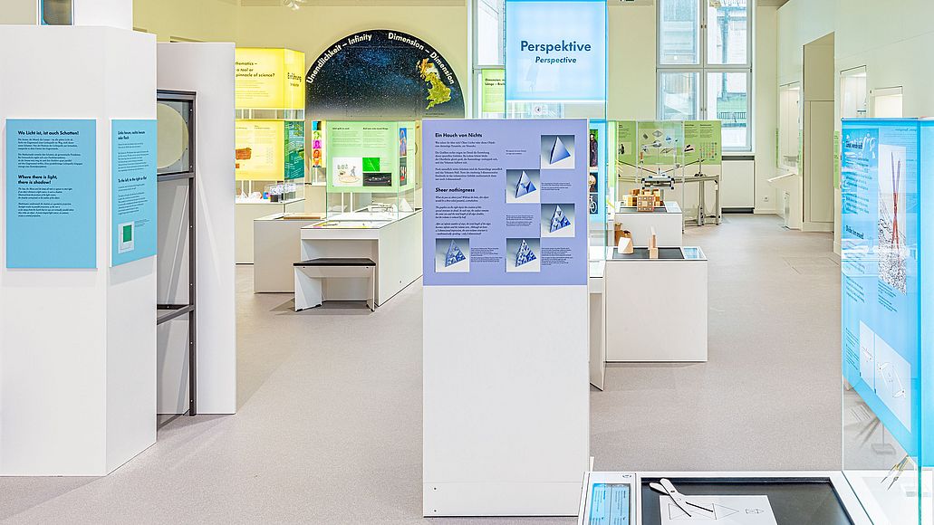 Blick in die Ausstellung Mathematik.