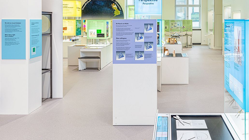 Blick in die Ausstellung Mathematik.