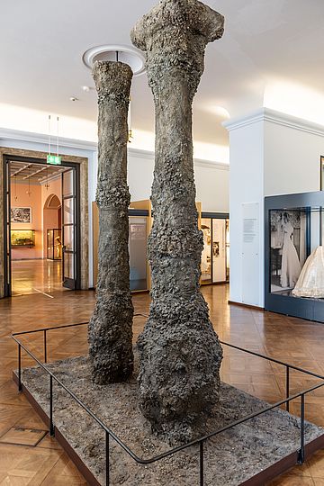 Auf Tausenden solcher sogenannter "Straußenpfähle" wurde das Ausstellungsgebäude auf der Museumsinsel erreichtet. Hier sind zwei dieser Betonpfähle in der Ausstellung zur Museumsgeschichte zu sehen.