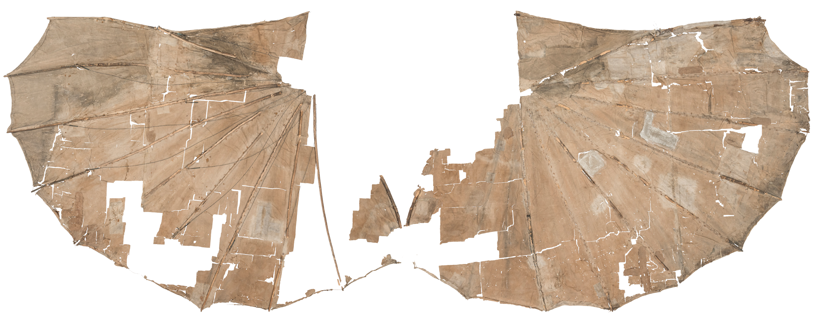 Fotografie der Tragflächen des Lilienthalgleiters aus der Vogelperspektive.