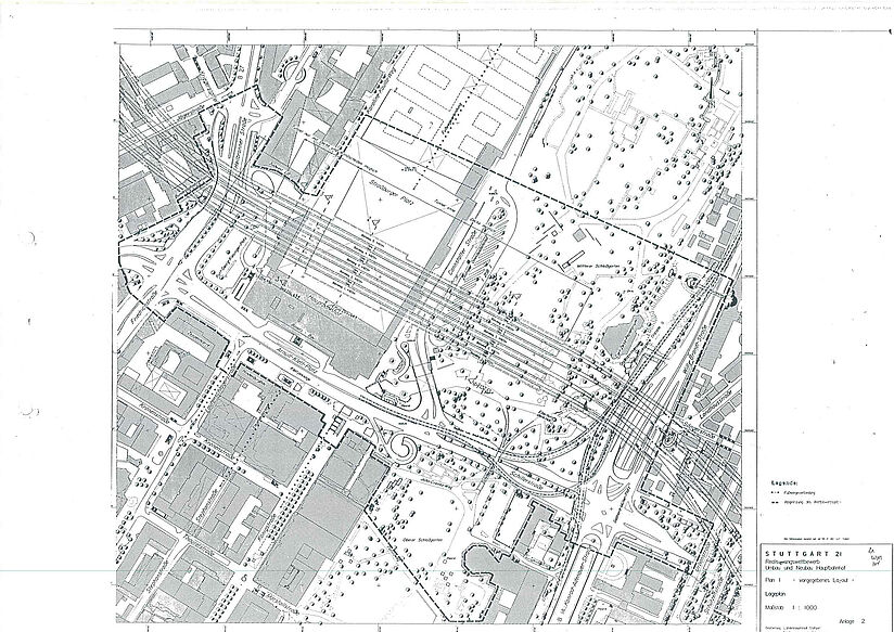 Schwarz-Weiß-Plan der Gegend um den Stuttgarter Hauptbahnhof. Eingezeichnet sind der künftige Verlauf der unterirdischen Gleise quer zum früheren Bahnhof sowie neue Gebäude auf den ehemaligen Gleisflächen des Kopfbahnhofs.