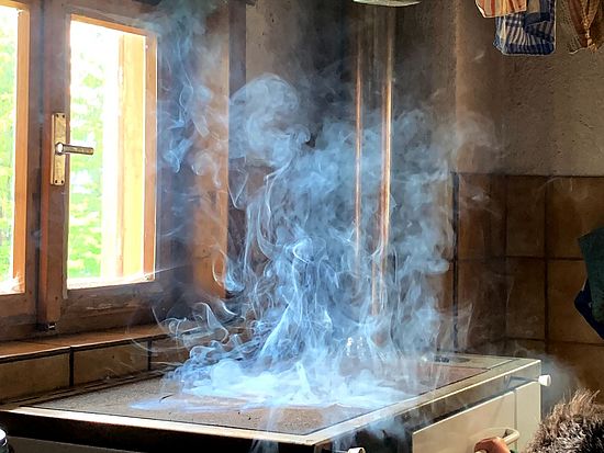 Turbulente Rauchschwaden über einem Ofen