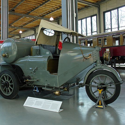 Krupp-Strassenkehrmaschine mit Wasserkessel und grau-gruener Lackierung