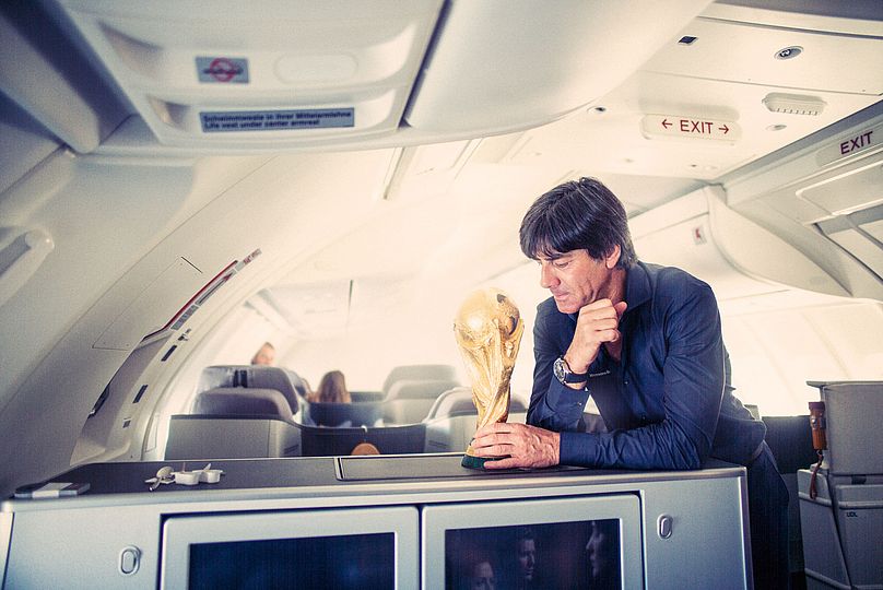 Bundestrainer Joachim Löw mit Pokal.