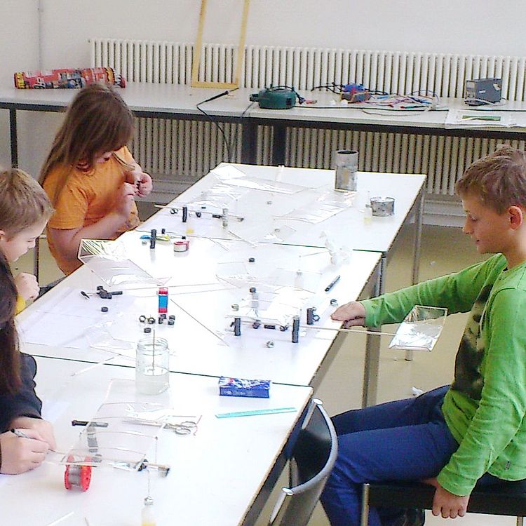 Kinder beim Saalflug Workshop in der Flugwerft Schleißheim.