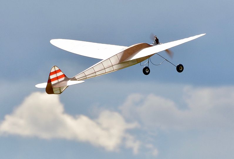 Historischen Modellflugzeug in der Luft.